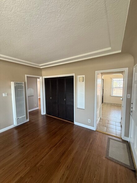 Living Room/Entry - 328 W 17th St