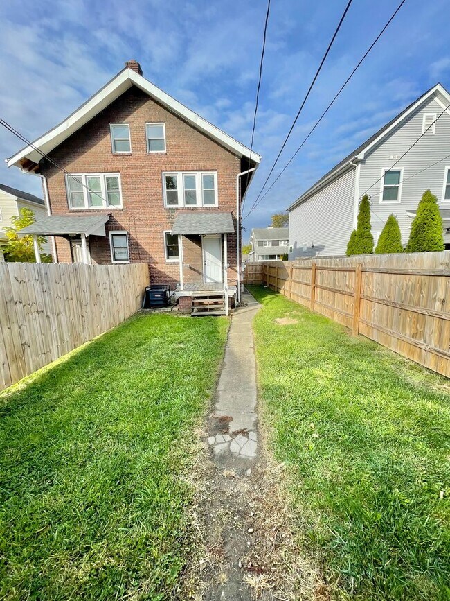 Building Photo - 918 Carpenter St