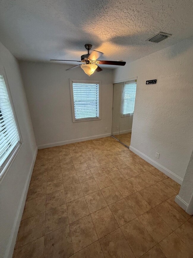 Building Photo - 741 Roseland Dr