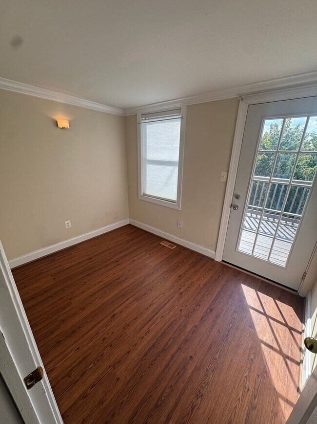 Building Photo - Spacious 4 Bed / 3 Bath Townhome in the He...