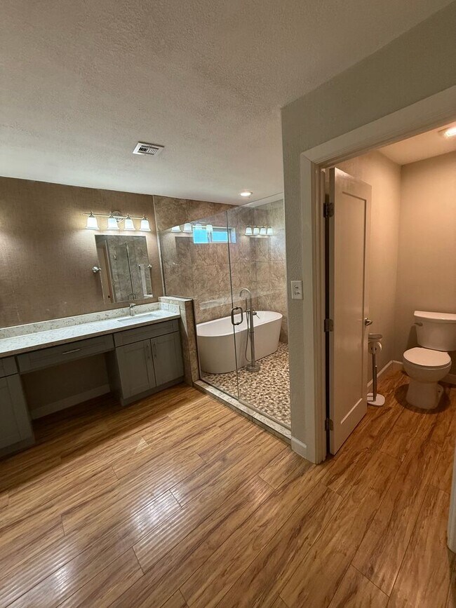 Building Photo - Luxury 4 Bedroom in Country Estates
