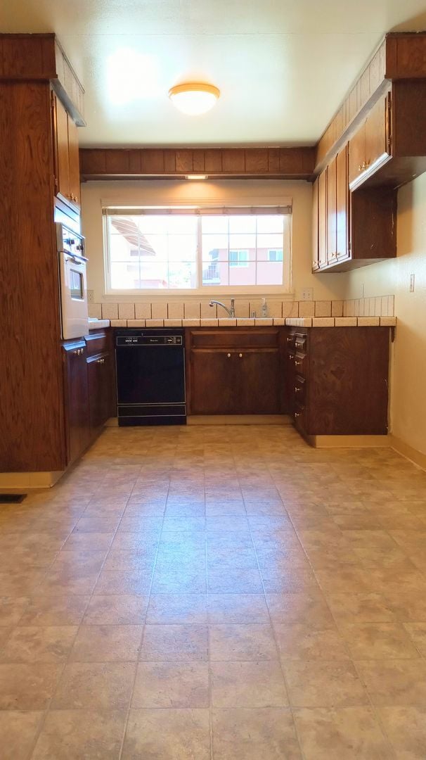 Building Photo - Charming 2bd Duplex With Private Yard & Garage