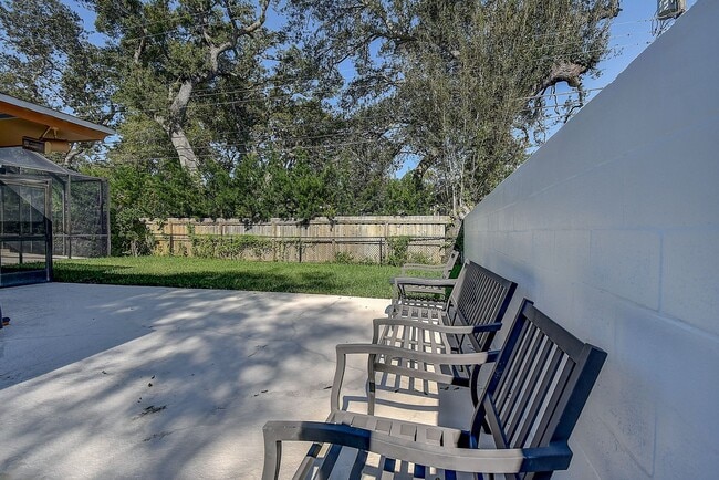 Building Photo - Luxurious 4 bedroom, 3 bath pool home.