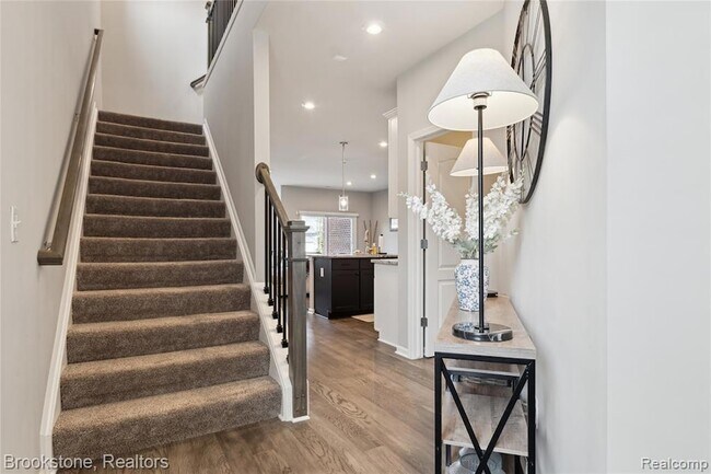 Building Photo - 765 Hummingbird Dr