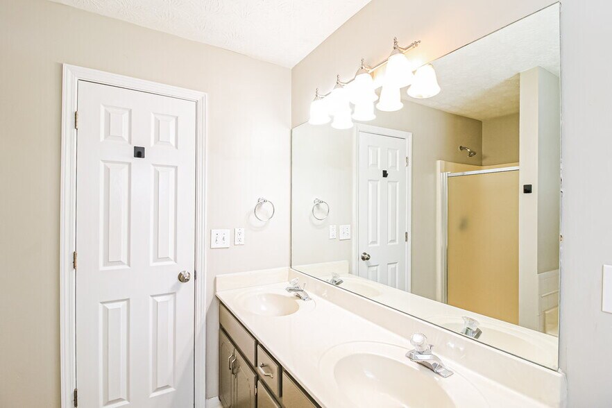 Building Photo - 709 Miami Ct