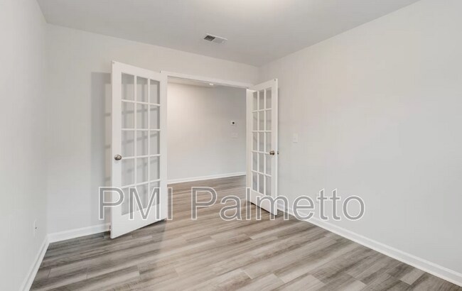 Building Photo - 700 Pink Rose Ln