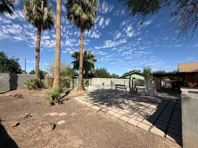 Building Photo - 3035 W 11th Ln