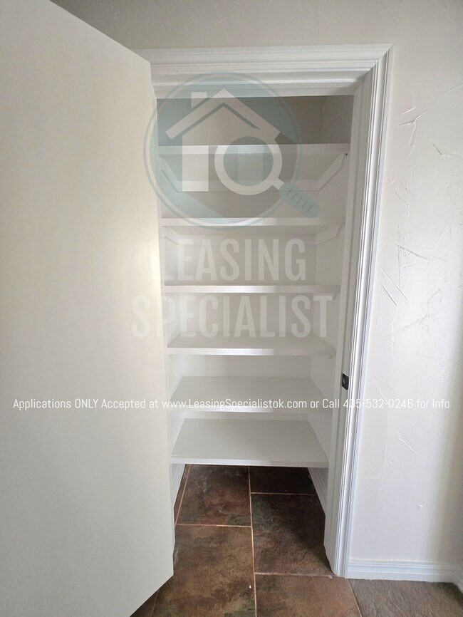 Building Photo - Spacious Village 3 Bed 2 Bath Home!