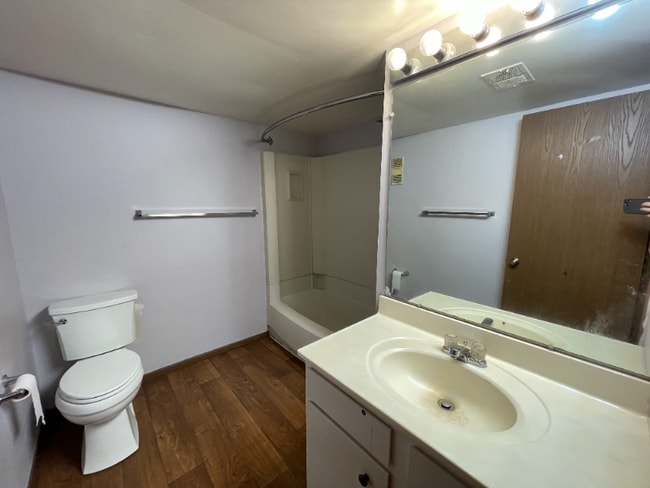 Building Photo - 5727 W Ridgecrest Dr