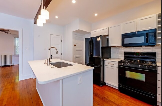 Building Photo - Rad Rowhome Right Near Stadium-Armory Metro!