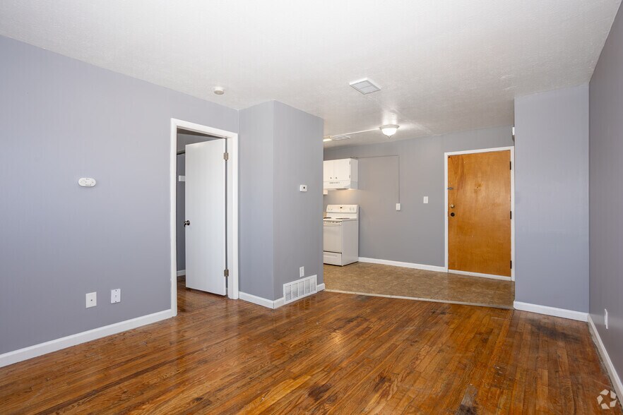 1BR, 1BA - 465SF - Living Room - Hilton Arms II LLC