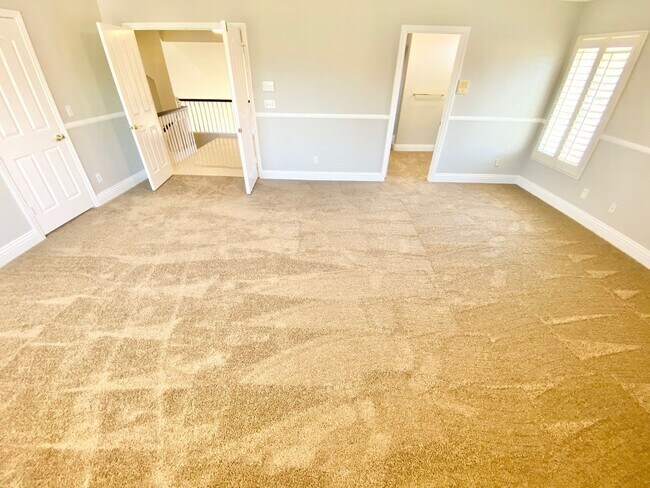 Building Photo - BEAUITFUL GATED PROPERTY 6 BEDROOMS/3 FULL...