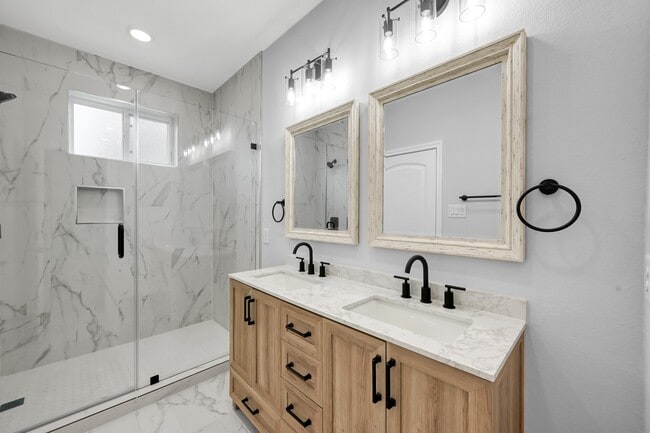 Building Photo - 14833 Spica Ct