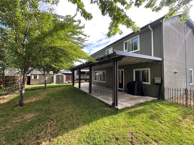 Building Photo - "Spacious 4-Bedroom Gem with 2.5 Bathrooms...
