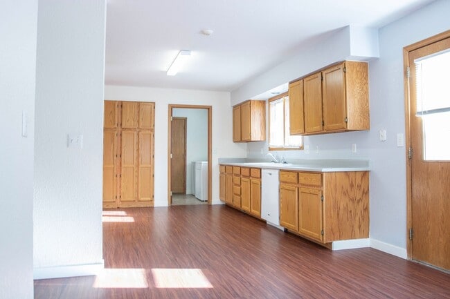 Building Photo - Ranch Style 3 Bedroom Home by Main Street Windsor!