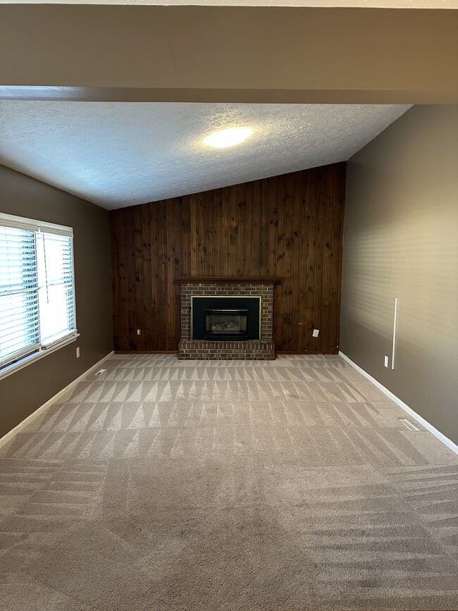 Building Photo - 208 Olivia Dr