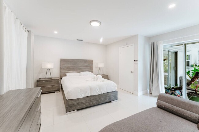 Building Photo - 4017 Monroe St