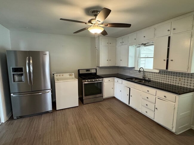 Building Photo - Updated Central Waco Home