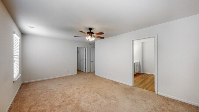 Building Photo - 5 Bedrooms, 3 Bathrooms in Richmond Hill P...