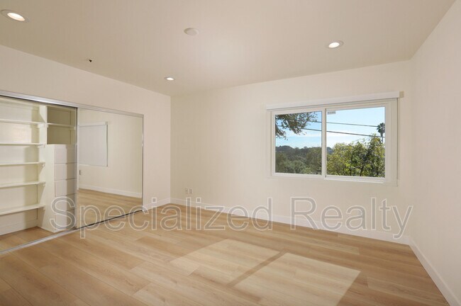 Building Photo - 1827 Hill Dr