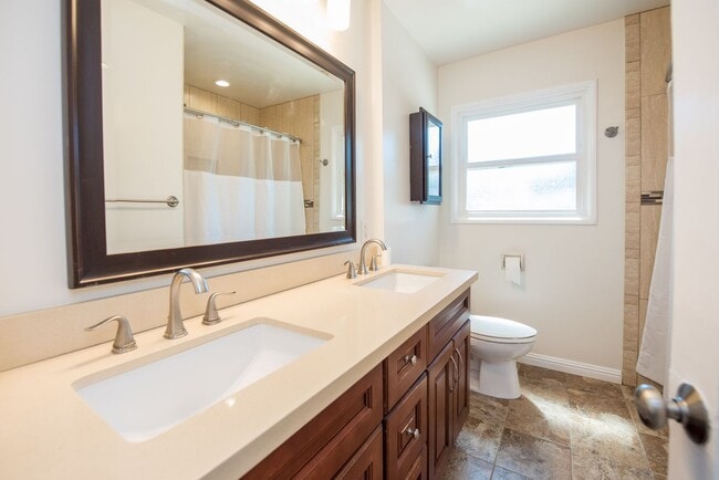 Building Photo - 20092 Bayview Ave