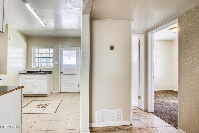 Building Photo - 1611 N Kansas St