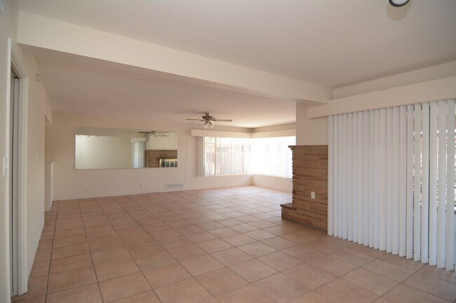 Building Photo - 6 Bedroom 3 Bath Home! Walking distance to University!