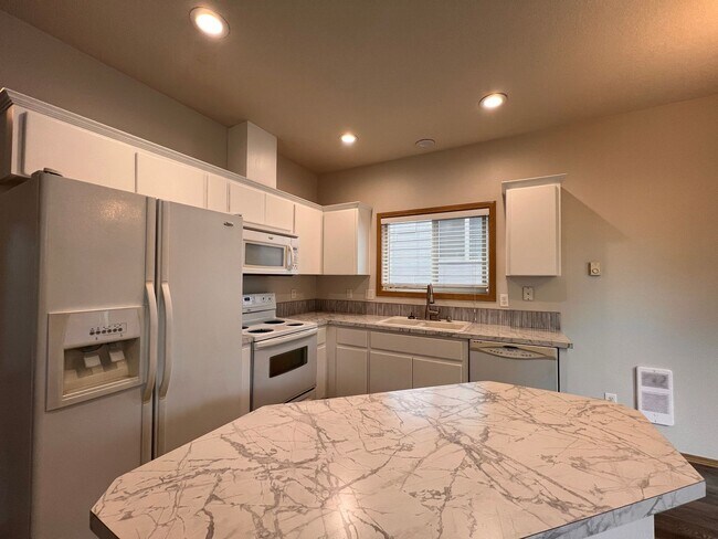 Building Photo - MOVE IN SPECIAL!! Beautifully Remodeled Ho...