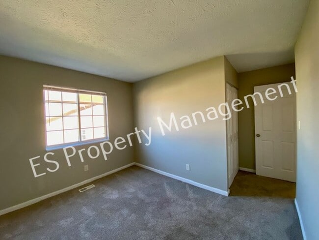 Building Photo - Stunning 4 Bedroom 2 Bathroom Tri-Level Ho...