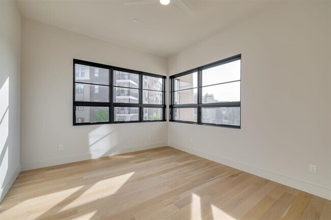 Building Photo - 1303 N Dewey Ave