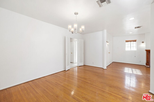 Building Photo - 312 S Maple Dr