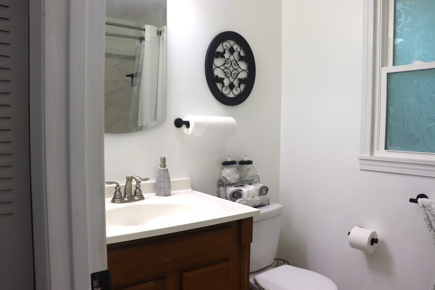Bathroom - 390 Dr Martin Luther King Pky