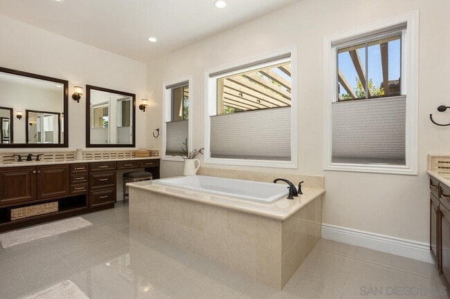 Building Photo - 10879 Equestrian Ridge Ct