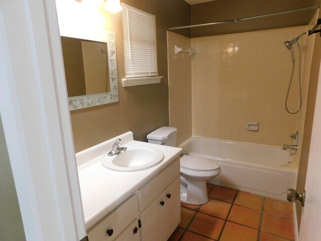 Building Photo - 110 Danielle Dr