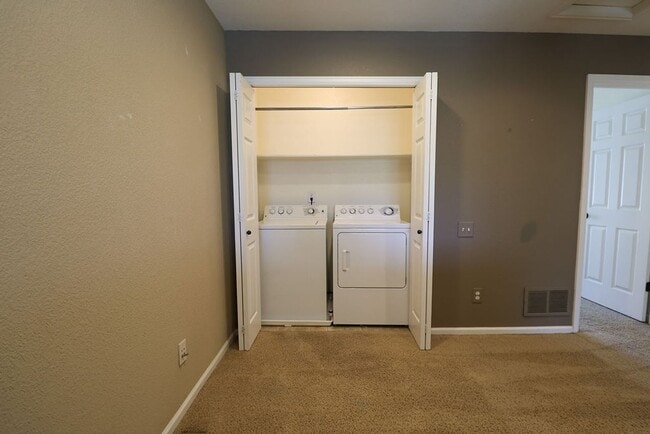 Building Photo - Beautiful Updated Town Home in Fort Collins