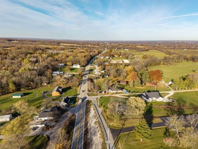 Building Photo - Furnished Country Home For Rent