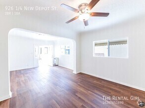 Building Photo - 926 1/4 New Depot St.-