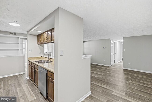 Building Photo - 907 Woodbridge Ct