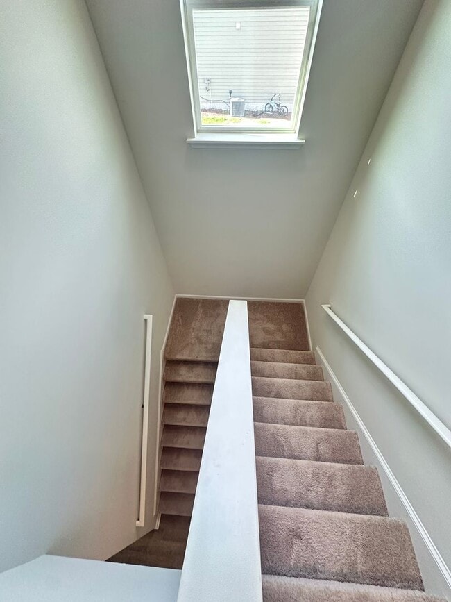 Building Photo - 4 Br/2.5 Bth in The Watergrass Community