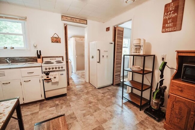 Building Photo - FULLY FURNISHED 1 Bed / 1 Bath Cabin locat...