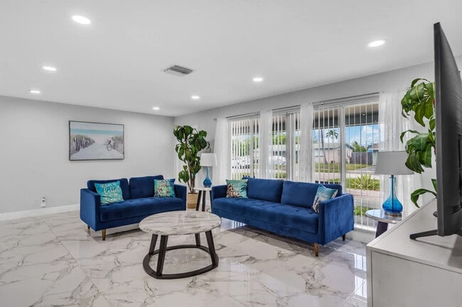 Building Photo - 340 SE 3rd Ct