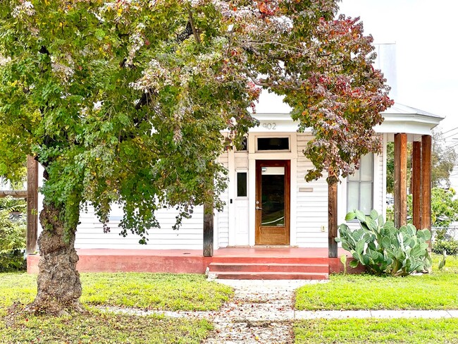 Building Photo - Dignowity Historic Home with Rustic Charm ...