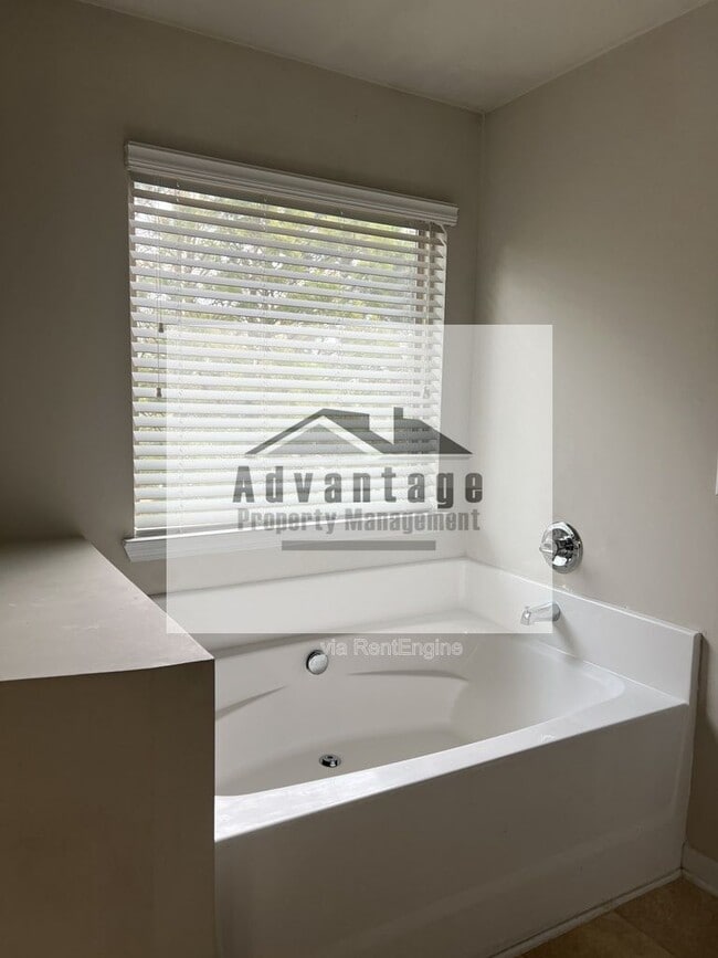 Building Photo - 250 Magnaview Dr