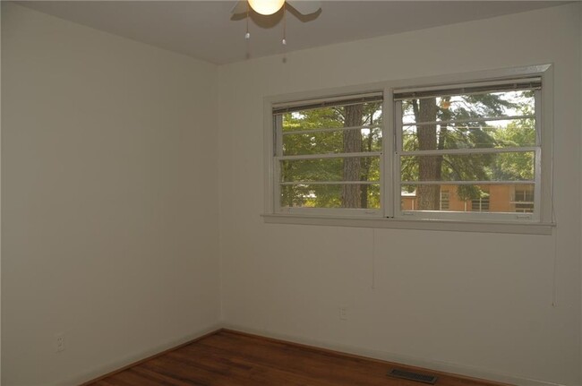 Building Photo - 3174 Vine Cir