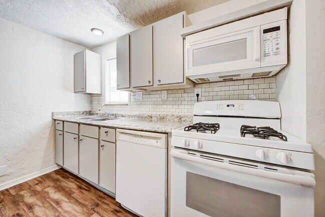 Building Photo - 204 S Stewart Ave