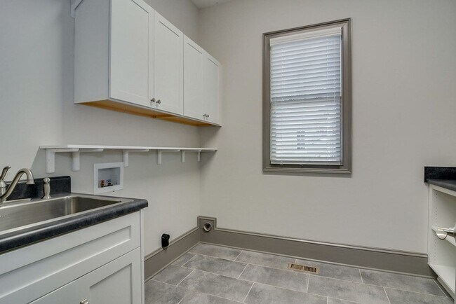 Building Photo - 3057 Leaning Oak Way