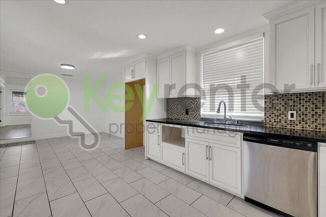 Building Photo - 4404 Lantana Ave