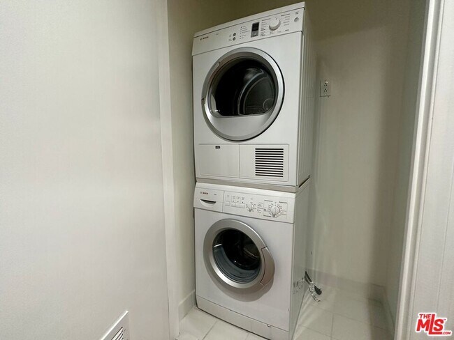 Building Photo - 416 S Spring St