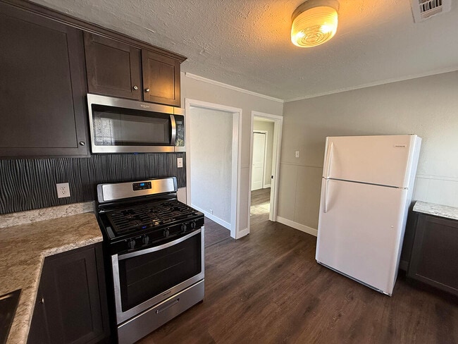 Building Photo - 210 Highview Ave