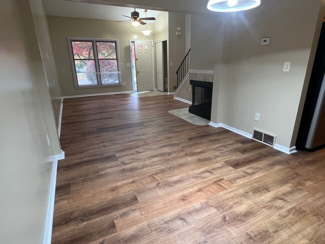 Building Photo - (2) bedroom Town-House w/ new Dining Room ...